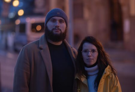 Links auf dem Land: Das sind Ocean und Cindy im sächsischen Waldheim. Am Rande einer Demo gegen Rechts stehen sie im Winter auf der Straße unter einer Laterne (Portrait)