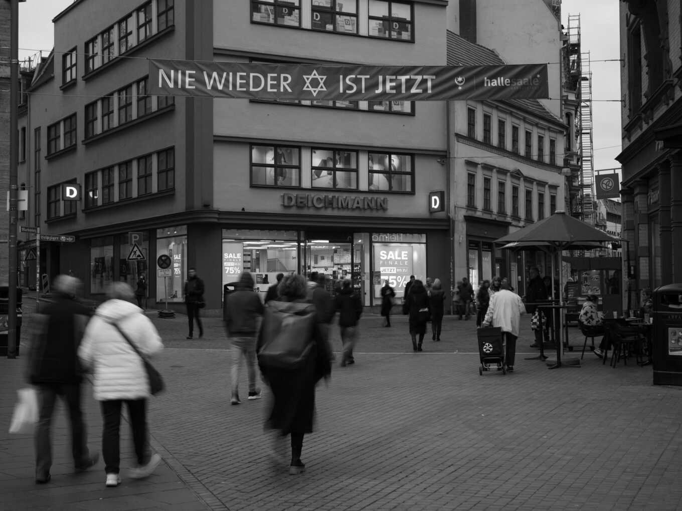 schwarz-weißes Bild mit Banner "nie wieder" in ostdeutscher Innenstadt