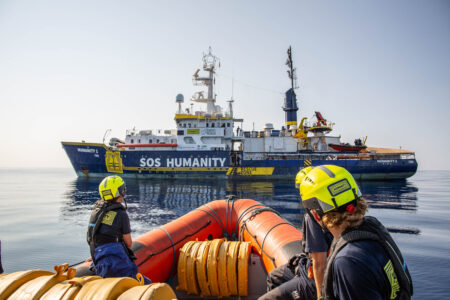 Ein Schlauchboot mit Crew-Mitgliedern der Humanity 1 auf dem Weg zur Humanity