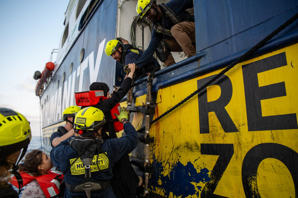 Gerettete Menschen werden an Bord der Humanity 1 gebracht 