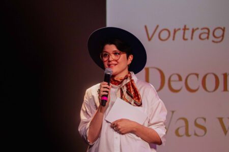 Vreni Jäckle von den Fashion Changers auf der Bühne der jährlichen Konferenz bei einem Vortrag gegen Fast Fashion