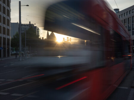 Foto von einer fahrenden Straßenbahn im Sonnenuntergang. Auch hier braucht es mehr Migration gegen den Fachkräftemangel