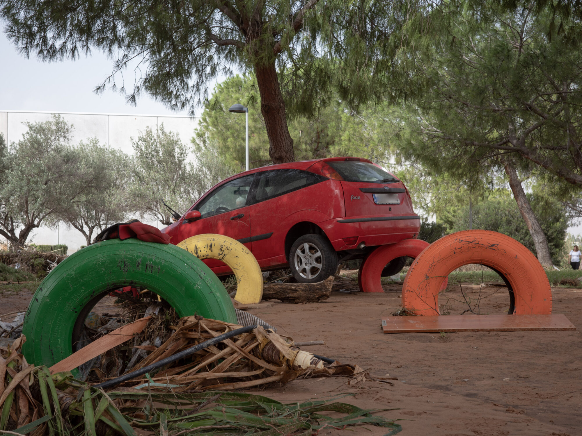 Nach den Unwettern in Valencia wurde ein Auto auf einen Spielplatz geschoben.