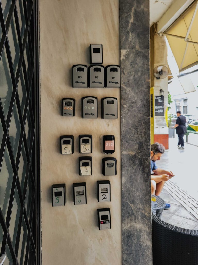 16 Schlüsselboxen für Kurzzeitvermietungen neben einer Tür