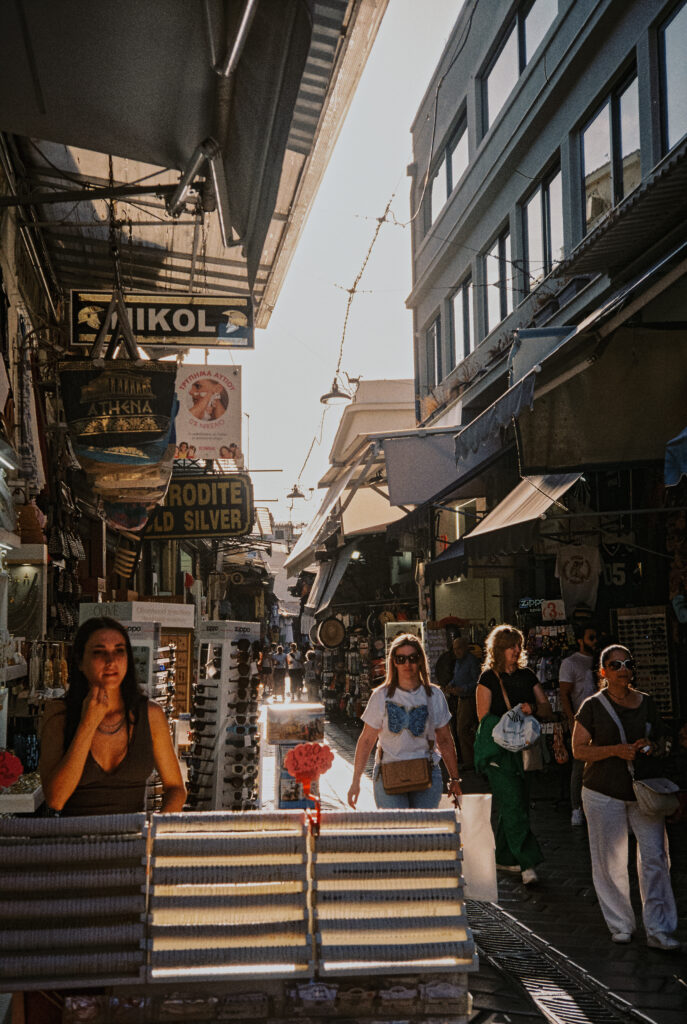 Eine Straße in Athens Zentrum mit tiefstehendem Licht.