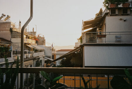 Vom Airbnb Balkon hinunter - schön, aber für die Menschen vor Ort unbezahlbar