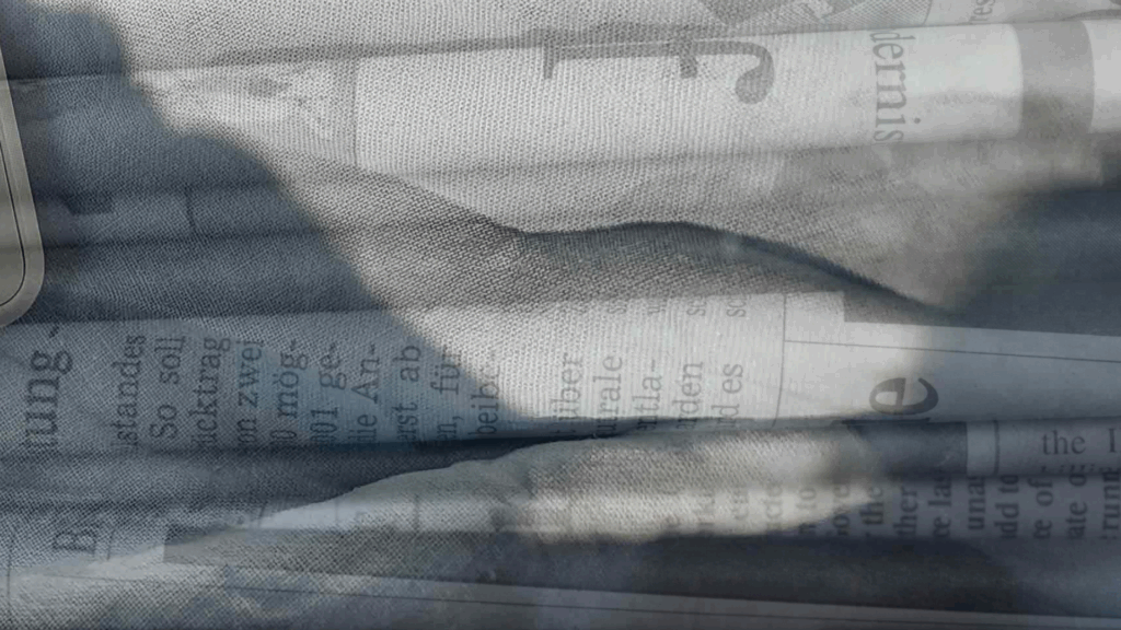 transparente Zeitungen in schwarz weiß als Symbolbild für intransparente Paywalls