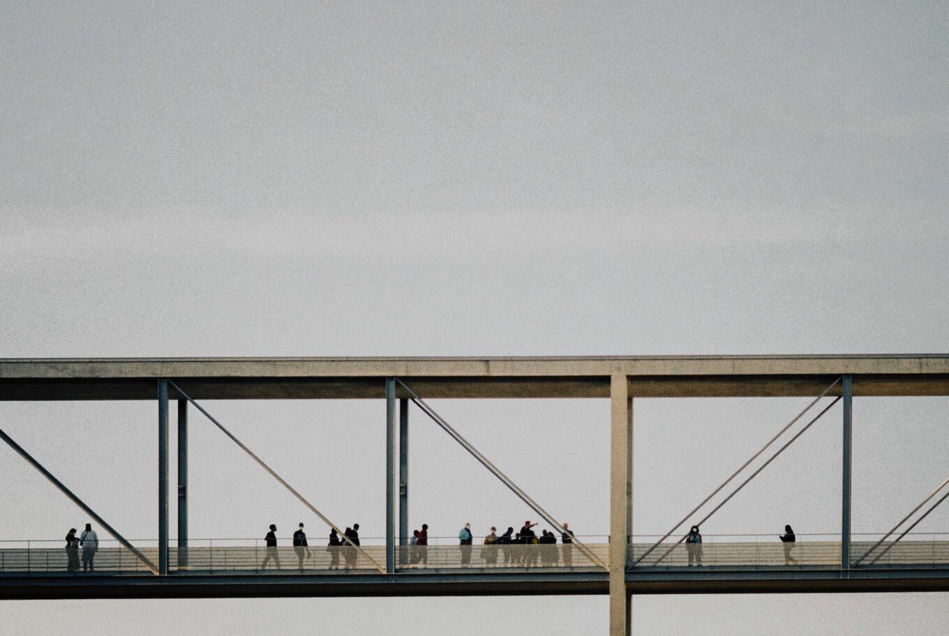 Die Brücke, die den Bundestag verbindet. Symbolisch für Politik und Ungewissheit, symbolisiert auch Zukunftsangst