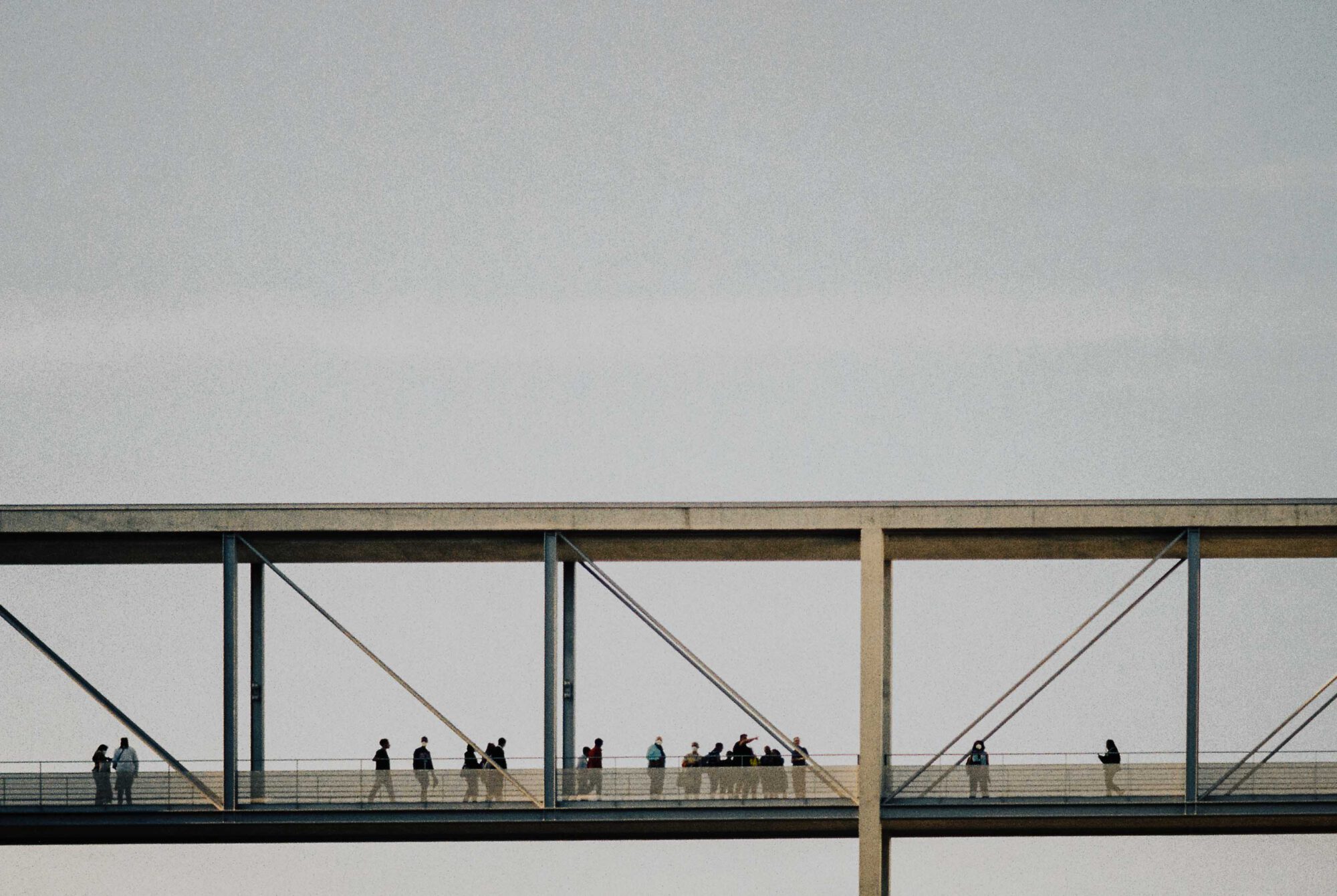 Die Brücke, die den Bundestag verbindet. Symbolisch für Politik und Ungewissheit, symbolisiert auch Zukunftsangst