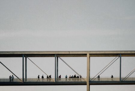 Die Brücke, die den Bundestag verbindet. Symbolisch für Politik und Ungewissheit, symbolisiert auch Zukunftsangst