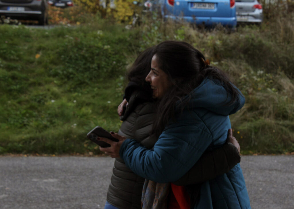 Zwei Personen umarmen sich bei einer Nachbarschaftsaktion für Demokratie in Pirna