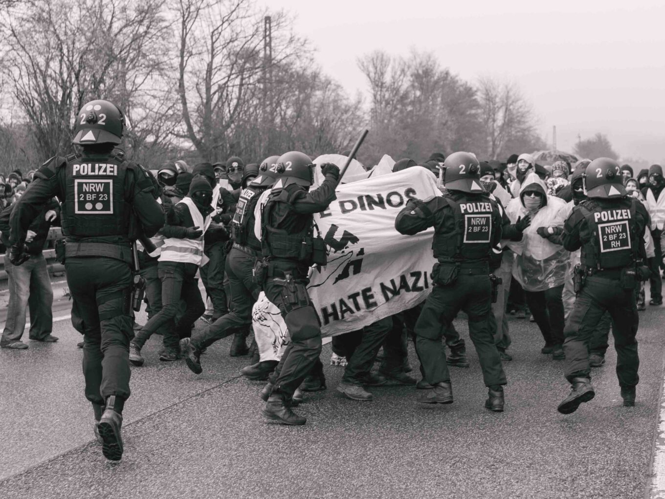 Polizeigewalt in Gießen, schwarz-weiß.