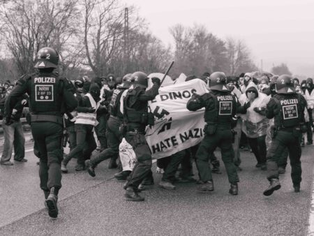 Polizeigewalt in Gießen, schwarz-weiß.