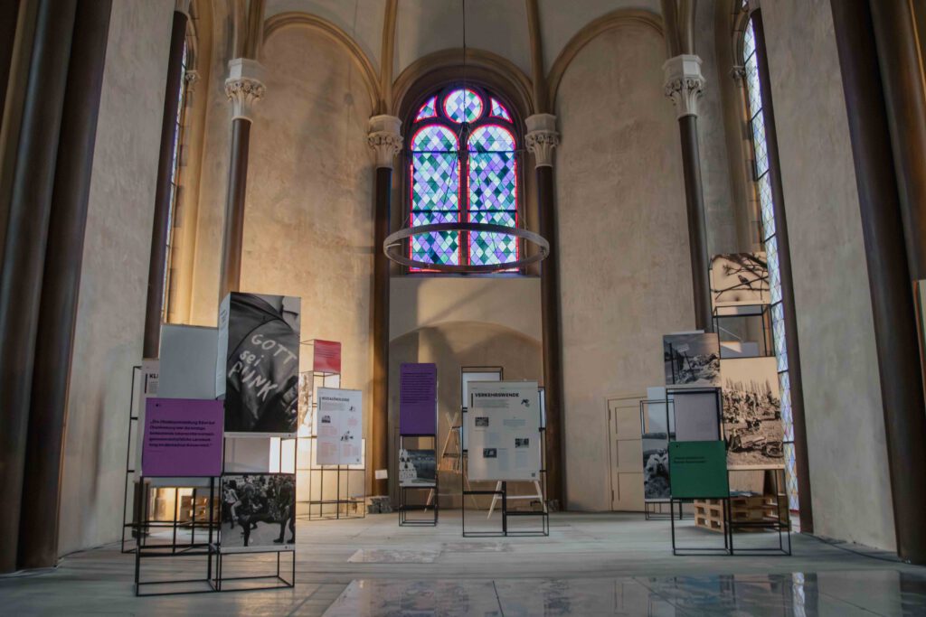 Der Rabe Ralf Ausstellug in der Zionskirche, Weitwinkelfoto auf die Tafeln